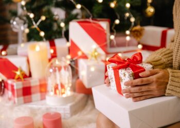 Featured image for: 10 Magical Christmas Eve Traditions at Luxury Hotels Around the World (Detail unique Christmas Eve traditions offered by top hotels. Include examples like carriage rides (Claridge's), torchlight dinners (Fairmont Château Lake Louise), gala dinners, and special family activities.)