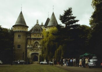 Featured image for: Historic Castles & Estates for a Storybook Christmas (Feature luxury hotels in historic castles and grand estates (like Ashford Castle). Cover their unique traditions, medieval ambiance, festive banquets, and estate activities that offer a timeless holiday experience.)