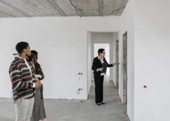 Featured image for: How Virtual Reality Tours are Revolutionizing Dubai Property Investment (Explain how VR tours work for Dubai real estate, their benefits for remote investors, top platforms/developers using them, and how they enhance the buying process.)